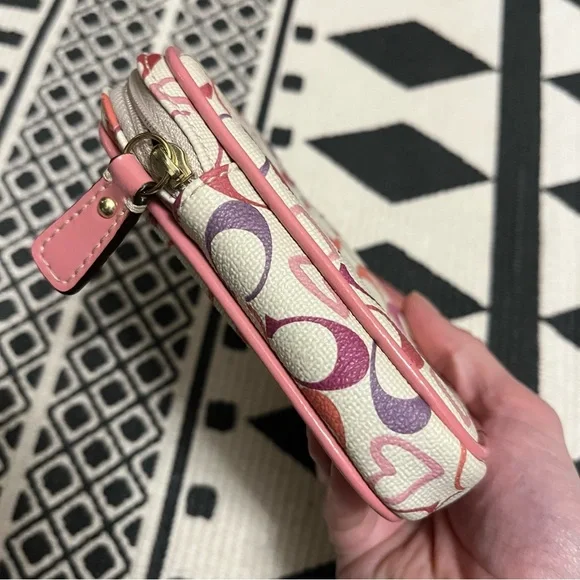 RARE Vintage Coach Pink Chelsea Waverly Heart Wristlet White Y2K Coated Canvas - Picture 5 of 9